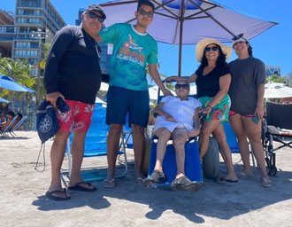 Após quatro anos, idosa volta a tomar banho de mar com apoio do Praia Acessível em Maceió