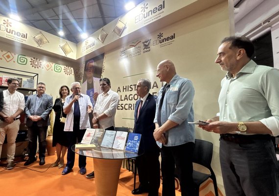 Homenagem a Douglas Apratto marca abertura da Bienal do Livro 2025 no estande da Eduneal