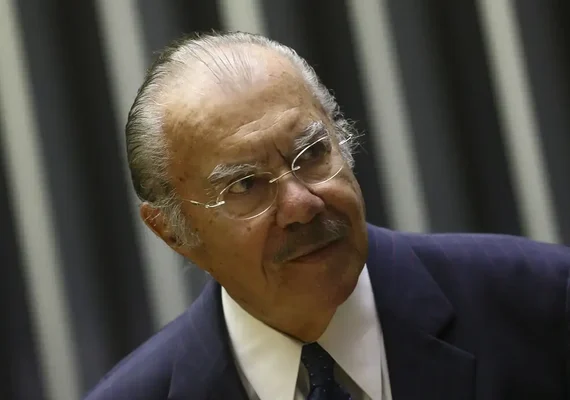 Ex-presidente José Sarney segue internado em hospital de São Paulo