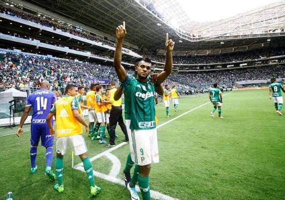 Palmeiras inicia defesa do título com goleada sobre o Vasco