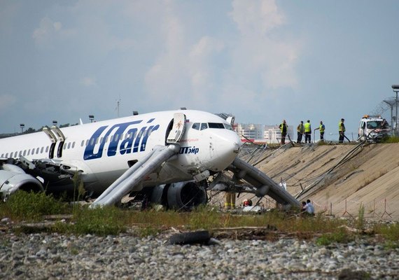 Avião pega fogo durante pouso e deixa 18 feridos na Rússia
