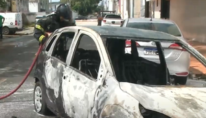 Incêndio em carro chama atenção de moradores e pedestres no bairro de Jaraguá
