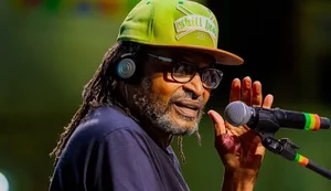 Cantor Edson Gomes é internado em UTI após show em Salvador