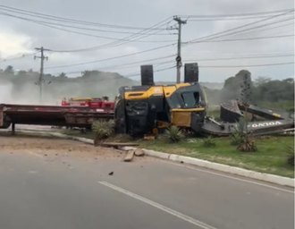 Carreta que transportava retroescavadeira capota e pega fogo na Rota do Mar, em Maceió