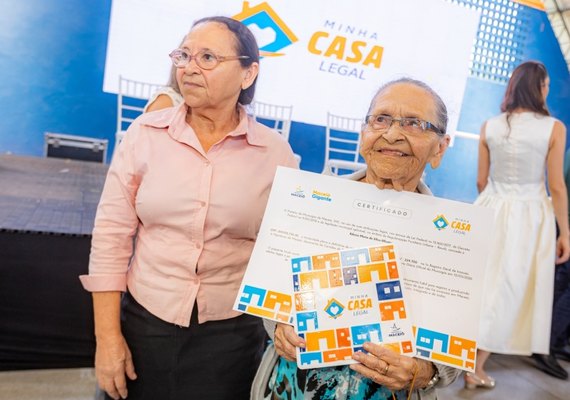 Prefeitura entrega certificados de regularização fundiária a famílias