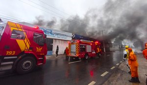 Bombeiros controlam incêndio em oficina mecânica no Poço