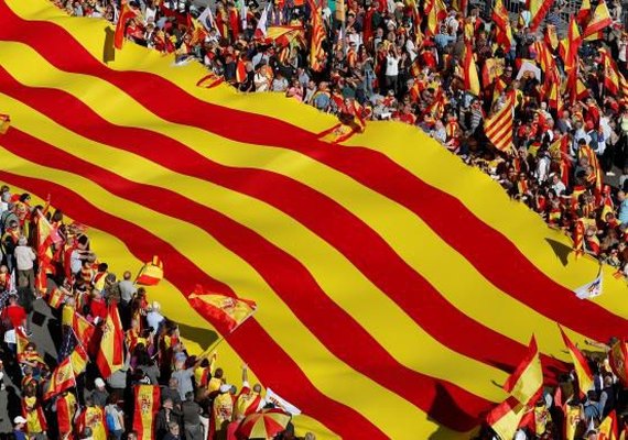 Milhares de pessoas marcham em Barcelona contra declaração de independência