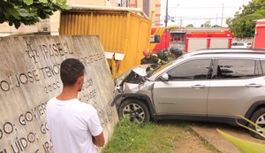 Mulher passa mal, perde controle de veículo e bate em placa e trailer no José Tenório