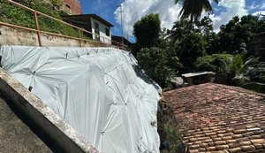 Maceió intensifica proteção de encostas com aplicação preventiva de lonas