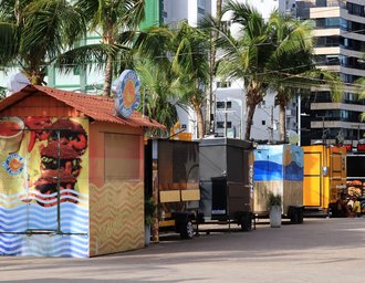 Comerciantes de food trucks continuam na orla da Pajuçara