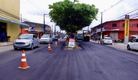 Avenida Benedito Bentes recebe 120 toneladas de asfalto