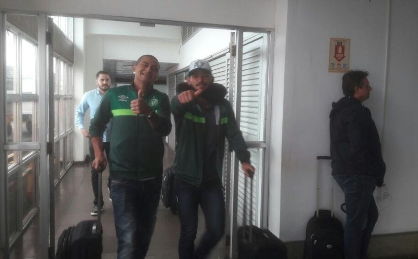 Chapecoense pousa em Porto Alegre após problemas com voo