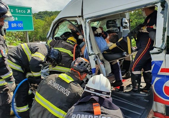 Colisão entre carro e van deixa um morto e seis feridos