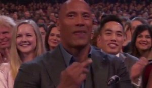 The Rock é flagrado mostrando dedo do meio para colega em premiação; veja o vídeo