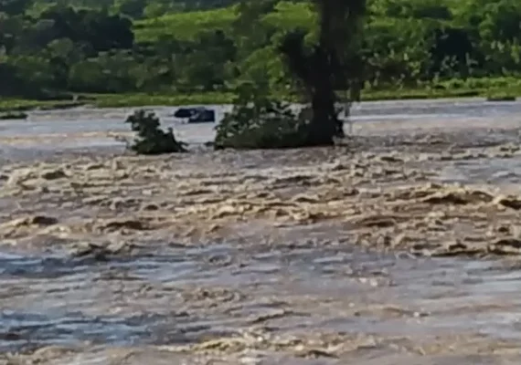 Homem fica ilhado após cair no Rio Mundaú, em Rio Largo
