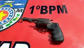 PM prende foragido da Justiça portando arma de fogo no Trapiche, em Maceió