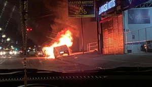 Carro incendeia na Avenida Rotary e assusta população