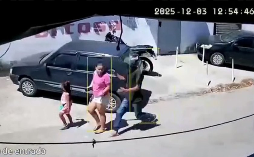 Ladrão assalta mulher que andava com criança no Feitosa