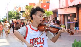 Músico japonês leva arte ao Centro de Maceió e encanta transeuntes