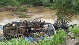 Motorista de caminhão tem perna decepada após veículo cair de ponte em Atalaia