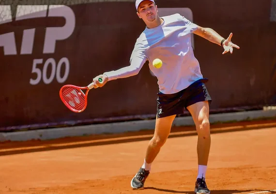 João Fonseca vence Thiago Monteiro em duelo brasileiro pelo Rio Open
