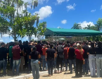 Sepultamento de supervisor da base do CRB reúne multidão e é marcado por homenagens em Maceió
