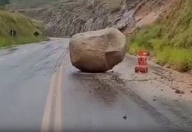 Pedra se desprende, desaba e vai parar no meio da BR-416, na Serra da Catita