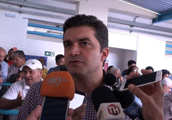 Prefeito de Maceió reinaugura escola Kátia Assunção no Jacintinho