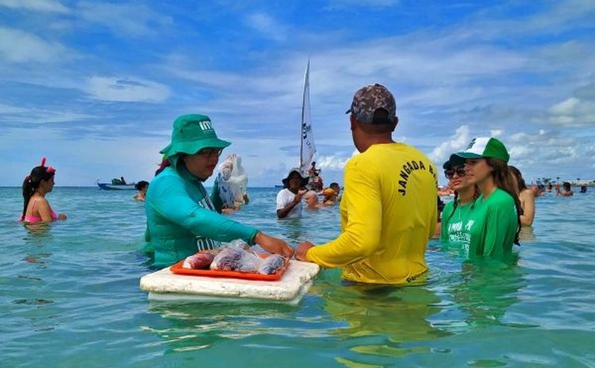 IMA promove educação ambiental nas piscinas naturais da Pajuçara