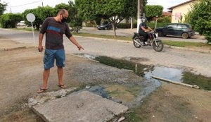 Esgoto a céu aberto em condomínio tira sossego de moradores