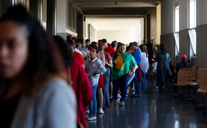 Brasileiros no exterior enfrentam longas filas para votar fora do país