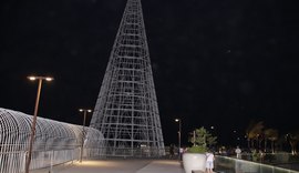 Prefeitura volta a instalar árvore de Natal gigante na orla de Ponta Verde