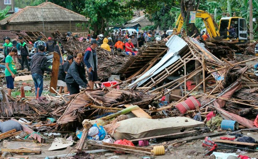 Tsunami deixa mais de 200 mortos e 800 feridos na Indonésia