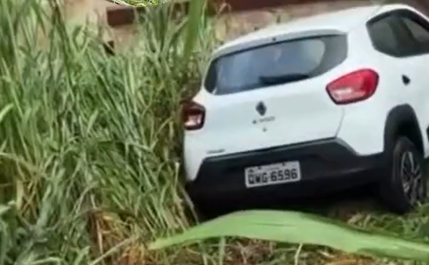Carro capota na Ladeira da Moenda nesta madrugada