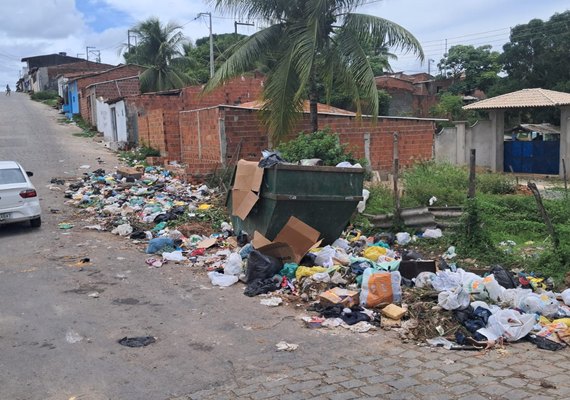 Lixo volta a se acumular em rua do Conjunto Carminha