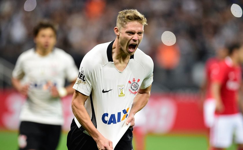 Corinthians conta com pênalti polêmico e afunda o Internacional no Z4