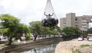 Artista pendurado em rede com lixo chama a atenção no Salgadinho