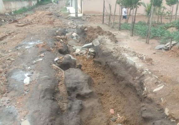 Cratera gigante incomoda moradores de bairro em Arapiraca