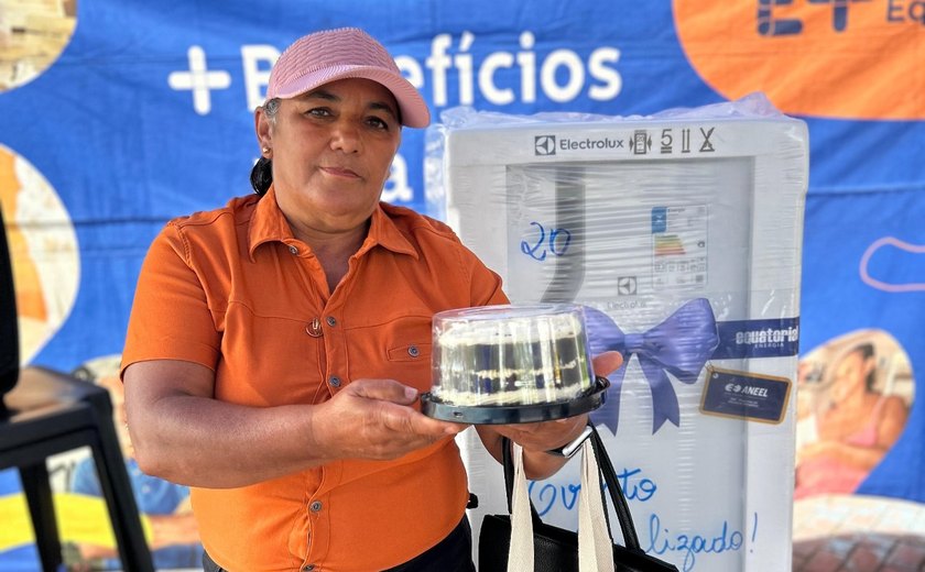 Em aniversário, agente de saúde ganha geladeira em ação da Equatorial