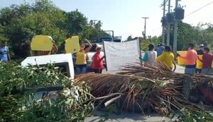 Ambulantes expulsos de praia fecham AL 101 em Maragogi