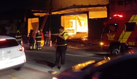 Incêndio destrói estabelecimento no Barro Duro; grande congestionamento se formou na região