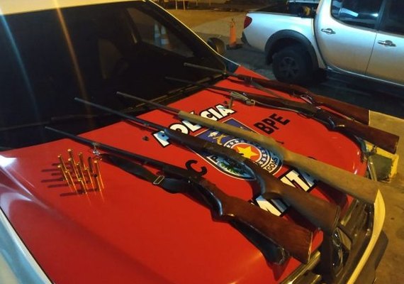 PM apreende cinco espingardas e mais de meio quilo de drogas