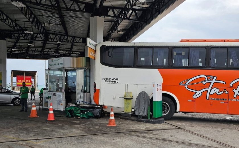 Motorista de ônibus atinge pilar de sustentação e derruba bomba de posto de combustível