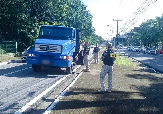 Operação Fluidez autua 23 veículos na Fernandes Lima por circulação irregular