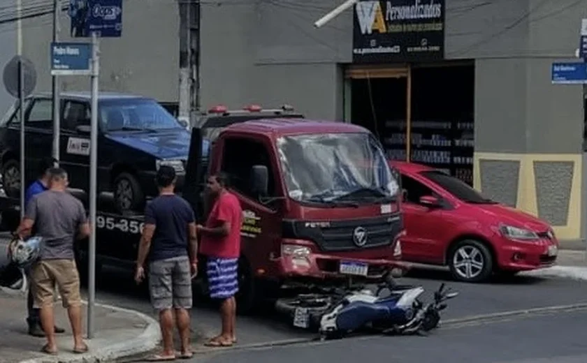 Falha nos freios de caminhão provoca acidente com quatro veículos no Centro de Arapiraca