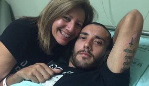 Mãe de Alan Ruschel vê jogador pela primeira vez após acidente