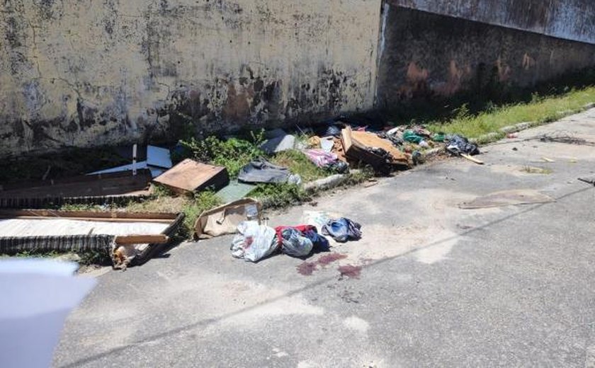 Polícia Científica vai analisar artefatos de bomba que explodiu e destruiu mão de morador de rua no Centro de Maceió