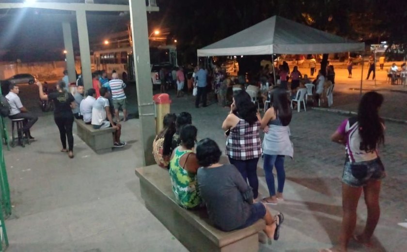 Moradores mantêm protesto contra mudança de itinerário dos ônibus