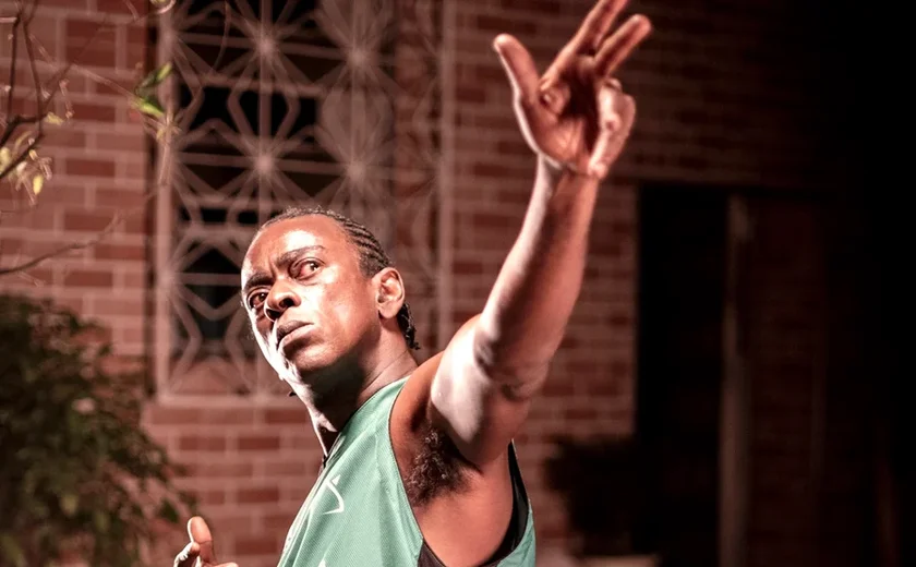 'Narciso' transforma mito grego em reflexo sobre afeto negro