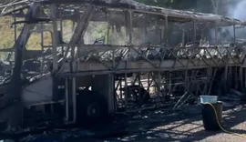 Ônibus das bandas Djavú e Bonde do Forró pega fogo e é totalmente destruído